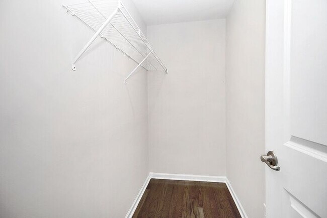 Building Photo - Stunning 3 Story 3BD/2+2HalfBA Townhome in...