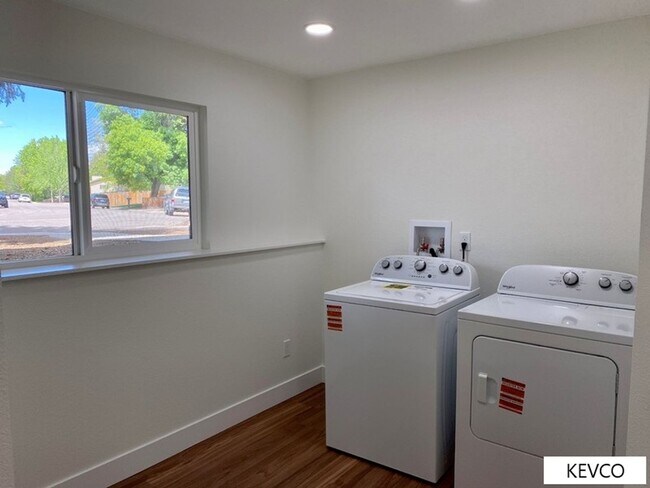 Building Photo - Tastefully Renovated Home!
