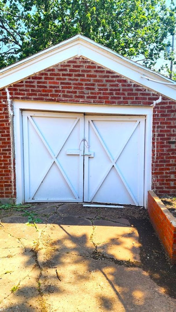 Building Photo - 2 Bed 1 Bath 1 Car  Detached Garage in Chesser Addn Midwest City