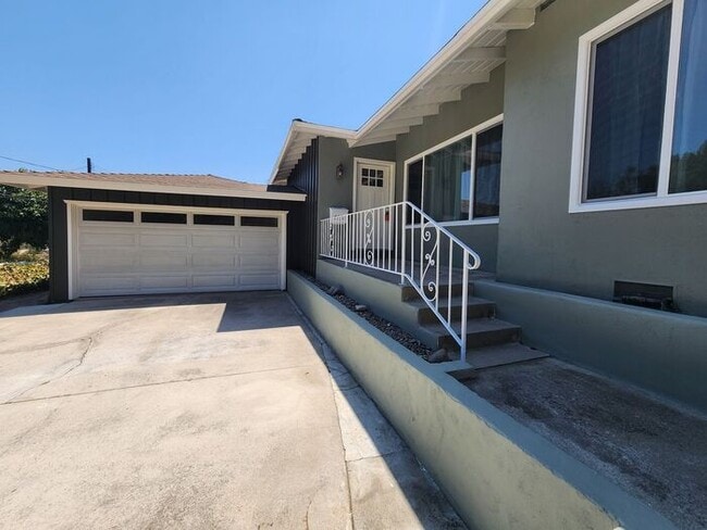 Building Photo - ** Stunning Dream 3 BD / 2 BA HOME w/ Doub...