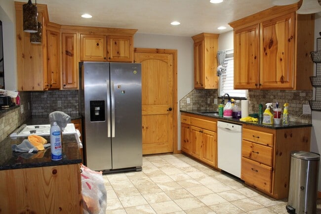 Building Photo - Huge Playroom - Family Room!