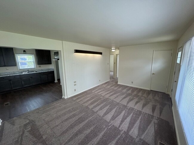 Building Photo - 2 Bedroom Single Family Home