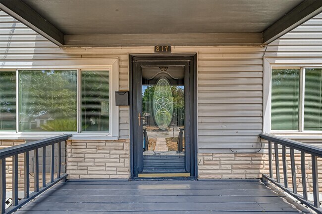 Building Photo - 817 Eleanor St