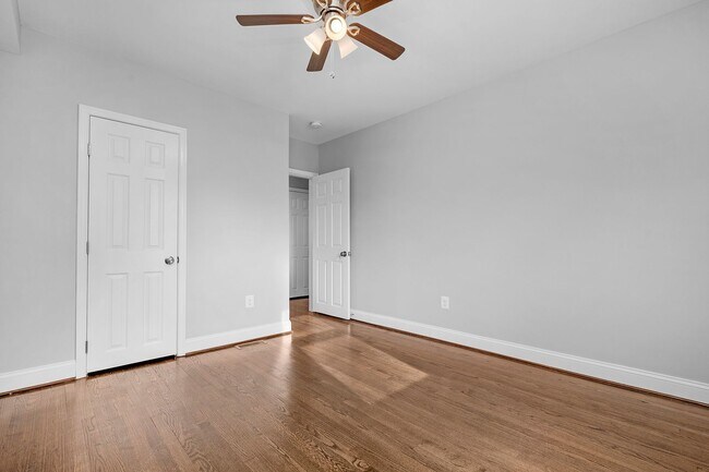 Building Photo - 4923 Lasalle Ave