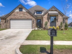 Building Photo - 2105 E 136th St S