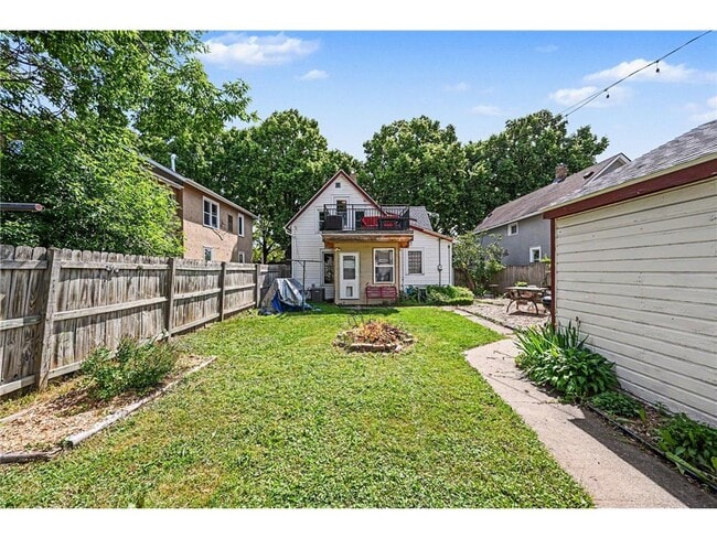 Building Photo - 1411 Knox Ave N