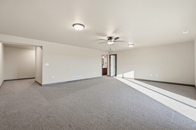 Building Photo - 720 Creekside Dr