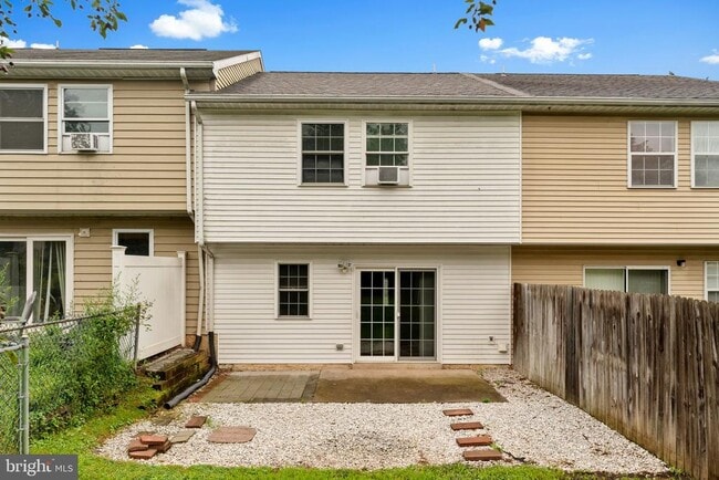 Building Photo - 553 Blaker Dr