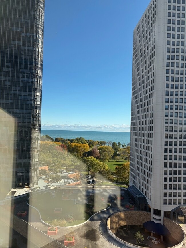 Building Photo - 5320 N Sheridan Rd