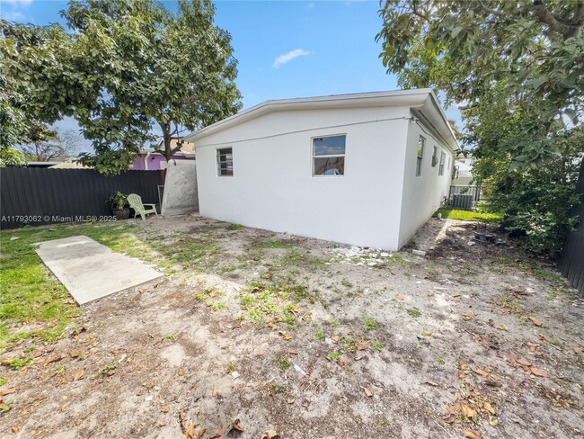 Building Photo - 1557 NW 66th St