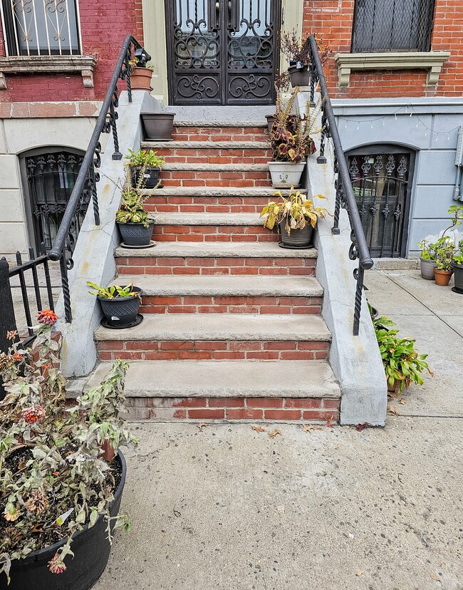 front entry - 1395 Pacific St