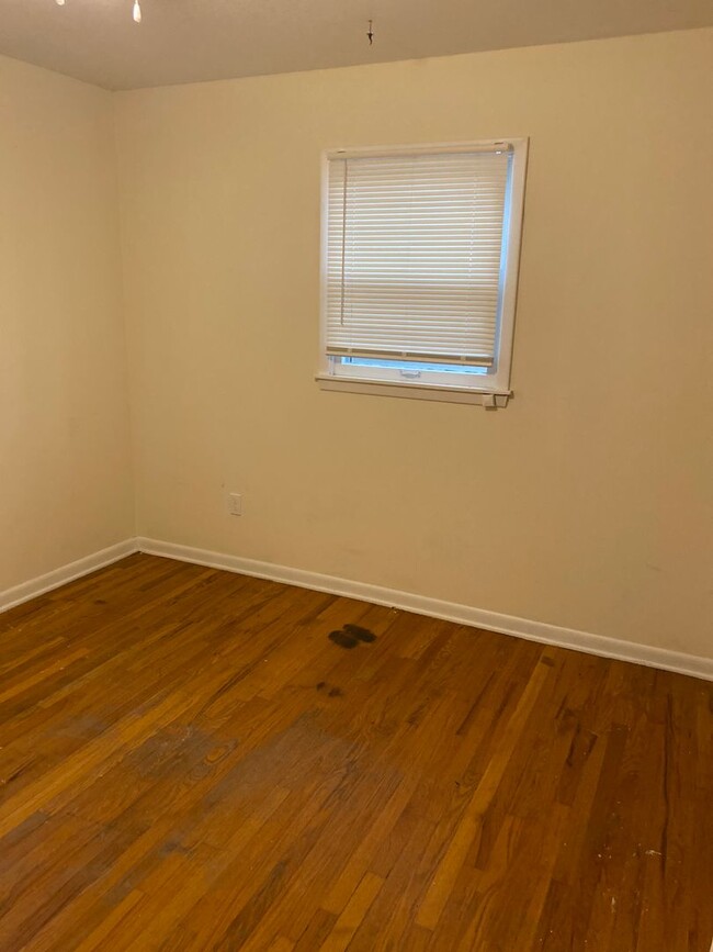 Building Photo - 3 bedroom single family home with huge bon...