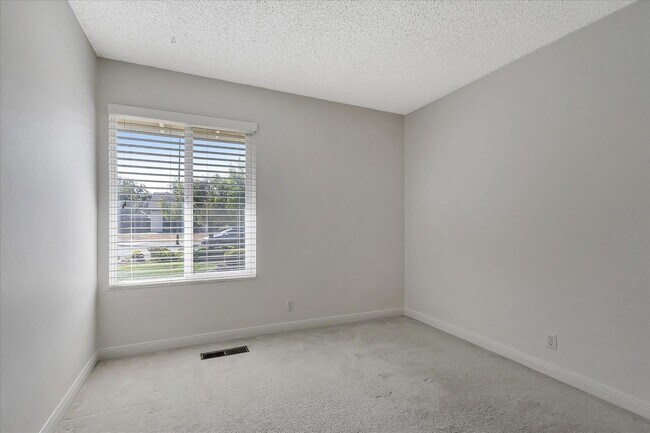 Building Photo - Great Location! Great Schools! Month to Mo...