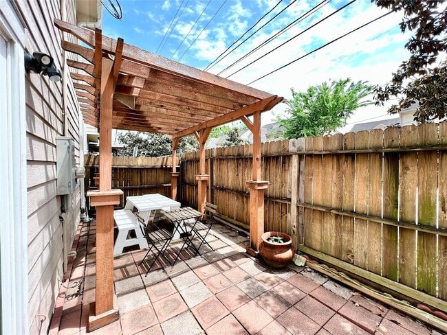 Building Photo - 2225 Naomi St