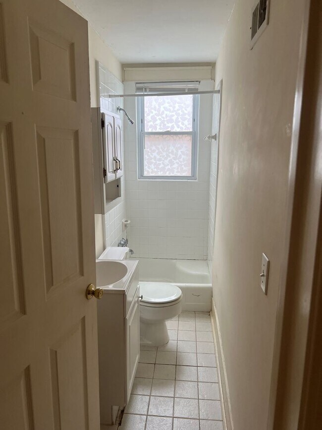 Building Photo - Nice 1 Bed 1 Bath Unit! Available Fall 2026!