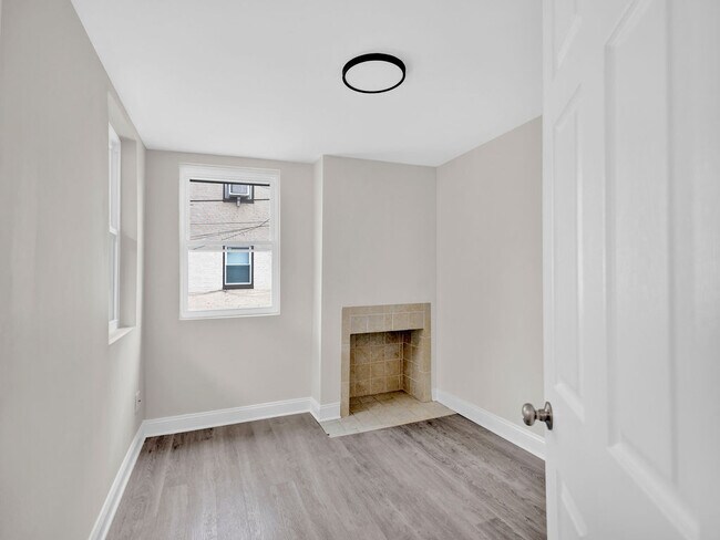 Building Photo - 1214 E Eager St