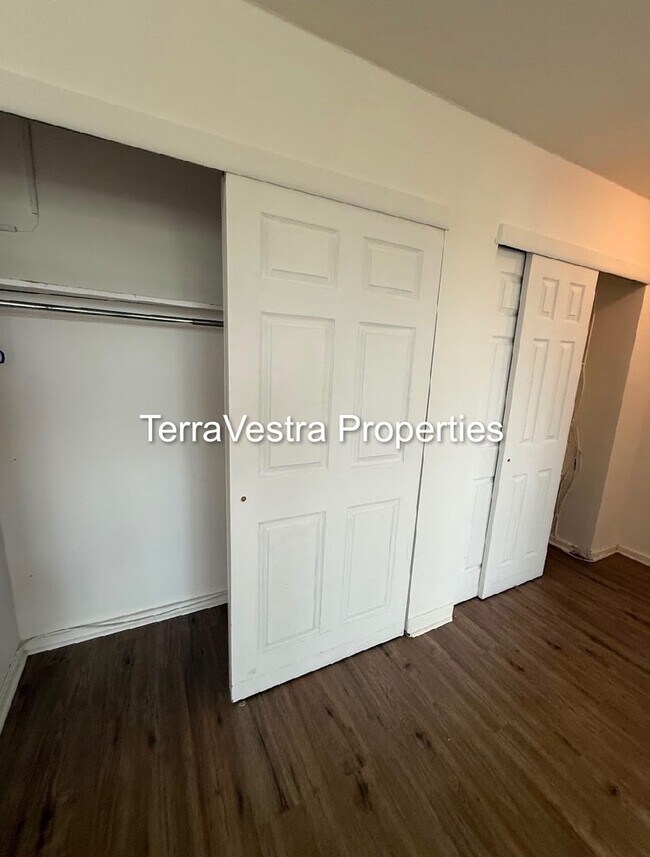 Building Photo - 1 Bed in Barclay Towers! Eligible for $500 Security deposit.