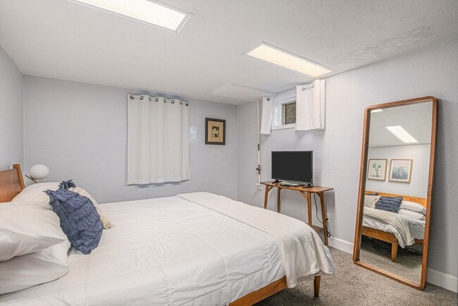 Building Photo - Golden Duplex > Unit is fully furnished feels like NEW!