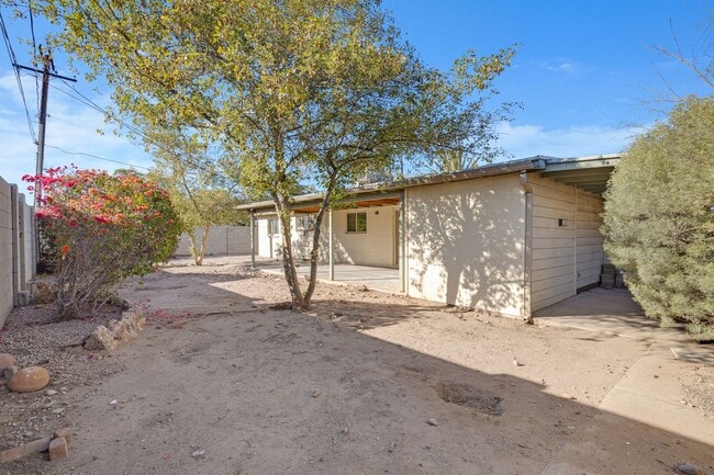 Building Photo - Spacious & Stylish 4/2 – Just  2 Miles fro...
