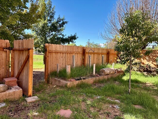 Building Photo - 3617 Cameo Dr