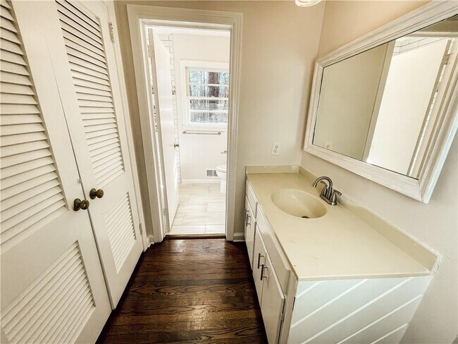 Building Photo - 359 N Victoria Rd