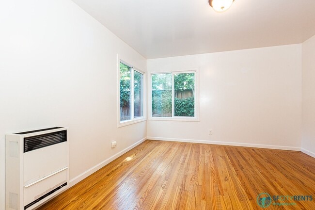 Building Photo - Marina: 1 Bedroom Garden Apartment w/ Private Patio