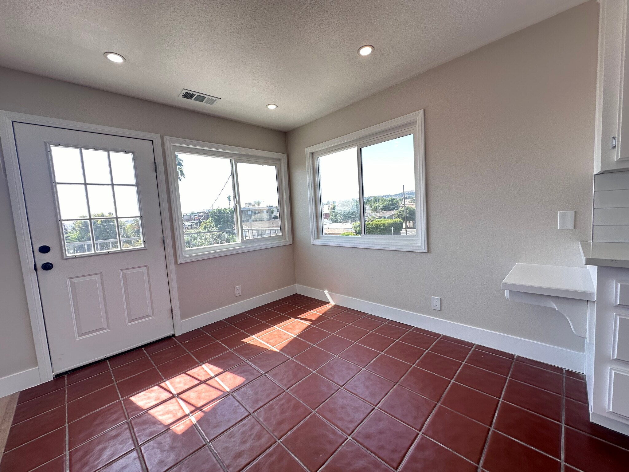 Eat in kitchen - 770 W 2nd St