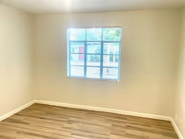 Building Photo - Modern 1 bedroom with yard!