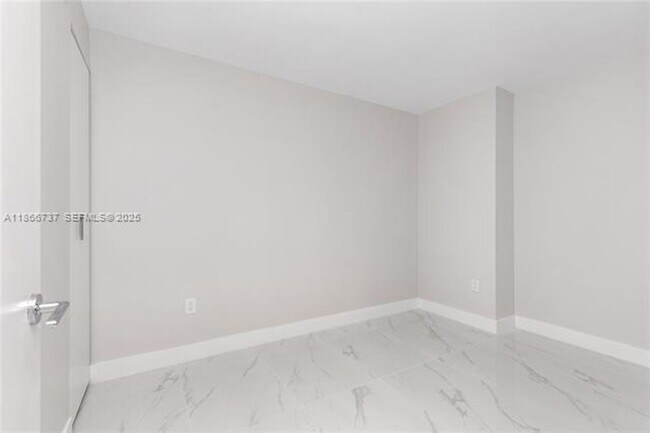 Building Photo - 700 NE 24th St