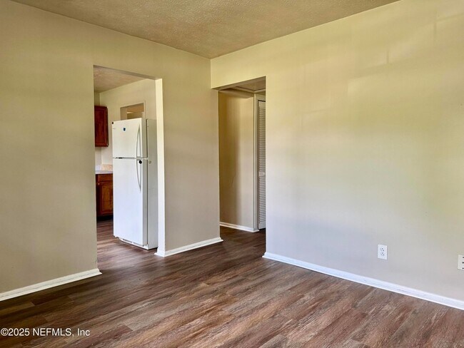 Building Photo - 7054 Red Robin Dr
