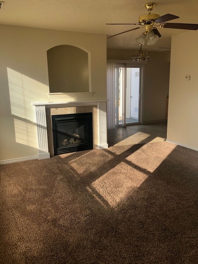 Building Photo - 2 bedroom unit Centrally located in Nampa