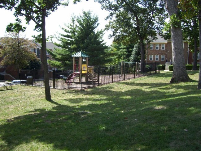 Building Photo - 3900 Chesterwood Dr