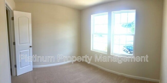 Building Photo - 2048 Reavis Bluff