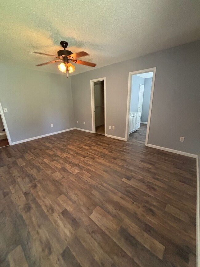 Building Photo - 3BR House with Community Pool