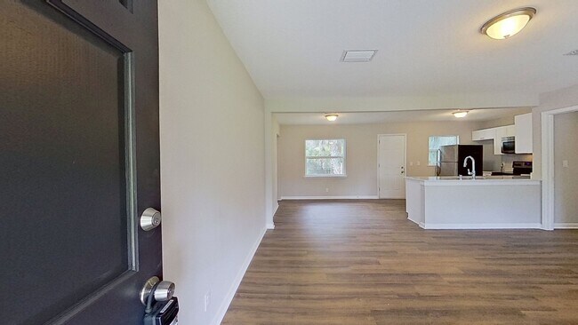 Building Photo - Beautifully Updated 4-Bedroom Home with Modern Finishes & Spacious Backyard