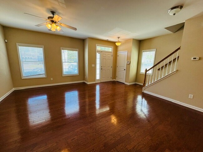 Building Photo - Gorgeous 3 Bedroom Townhome - Ready and Available