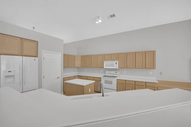 Building Photo - Spacious 4-bedroom, 3-car garage home feat...