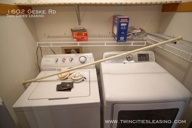 Building Photo - NEW: Carpet and paint throughout!  3 Beds ...
