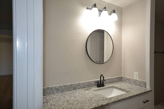 Building Photo - 412 West University