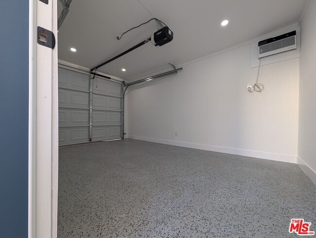 Building Photo - 1015 Granville Ave