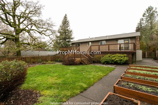 Building Photo - Spacious Four Bedroom Split-Level Home In Milwaukie!
