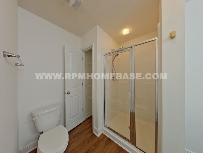 Building Photo - Modern 3-Bedroom Townhome with Stylish Upd...