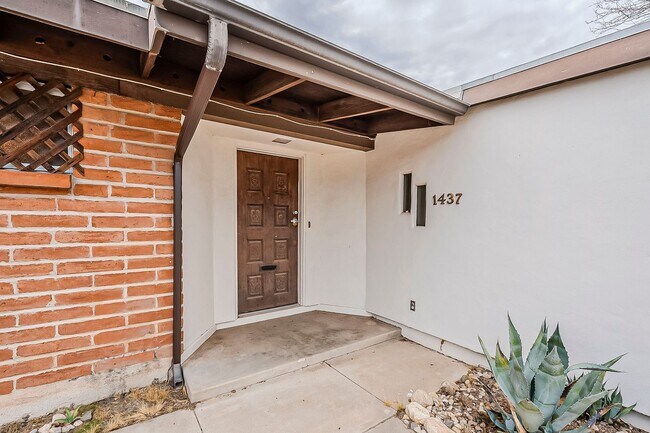 Building Photo - 1437 E Lester St