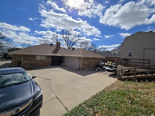 Building Photo - 5509 Edgewater Cir