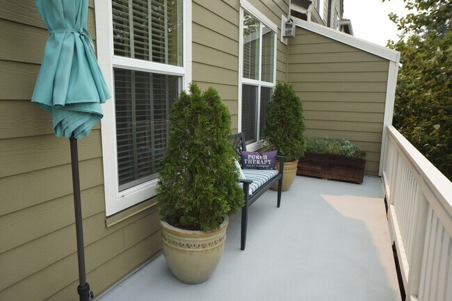 Building Photo - Spectacular NW Portland 3 bedroom Townhouse