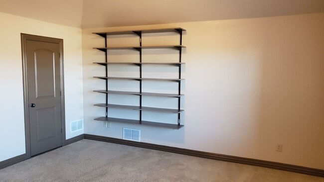 Building Photo - 1621 Colonial Dr