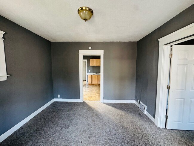 Building Photo - 2816 E 125th St