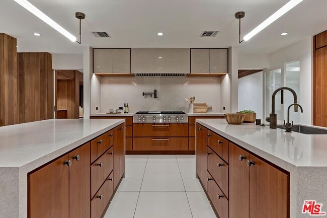 Building Photo - 604 N Alpine Dr