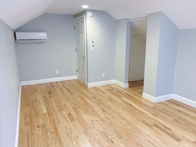 Building Photo - Fenced in 4 bedroom home for 4 or 3 people!