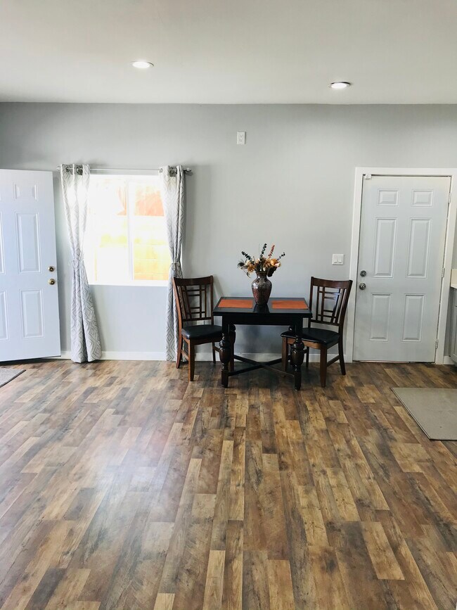 Beautiful, natural and bright light - 10500 Hayvenhurst Ave